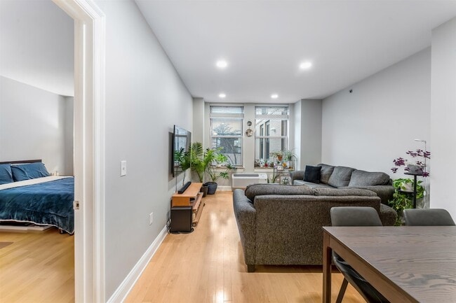 Building Photo - 10 Regent St