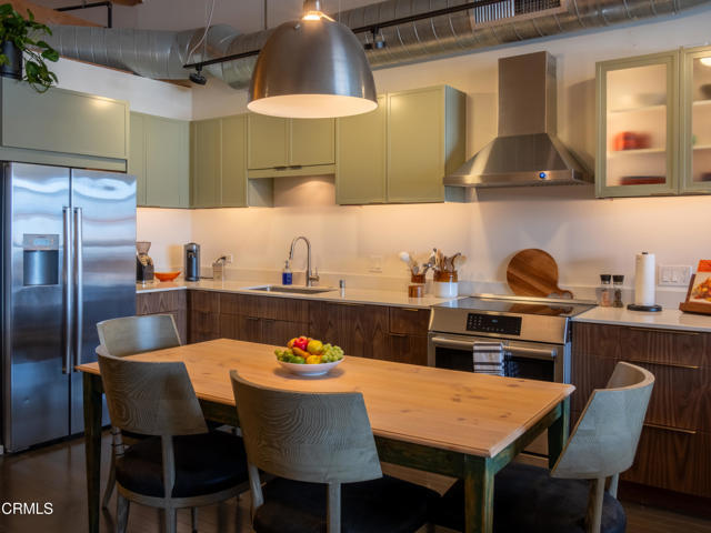 Building Photo - 530 S Hewitt St