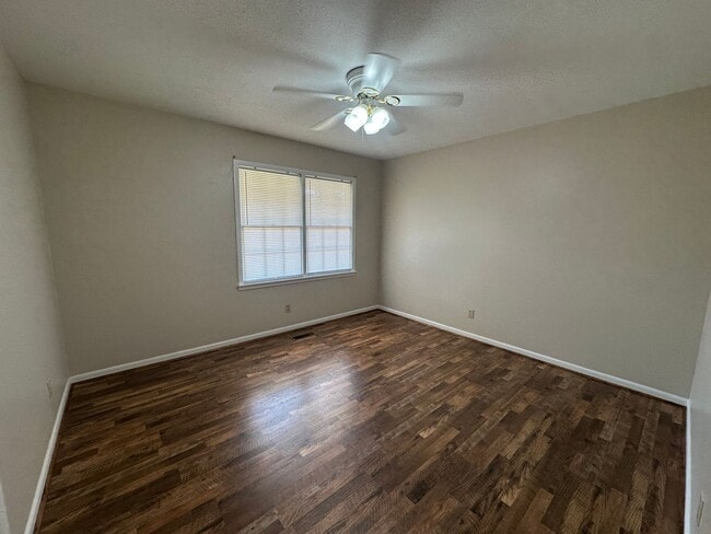 Building Photo - 927 Pinecliff Dr