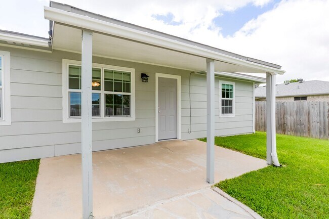 Building Photo - 2307 Traverse Dr