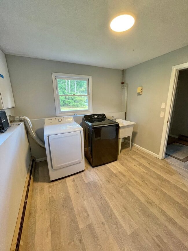 Building Photo - Spacious 4 Bed / 3 Bath Single-Family Home...