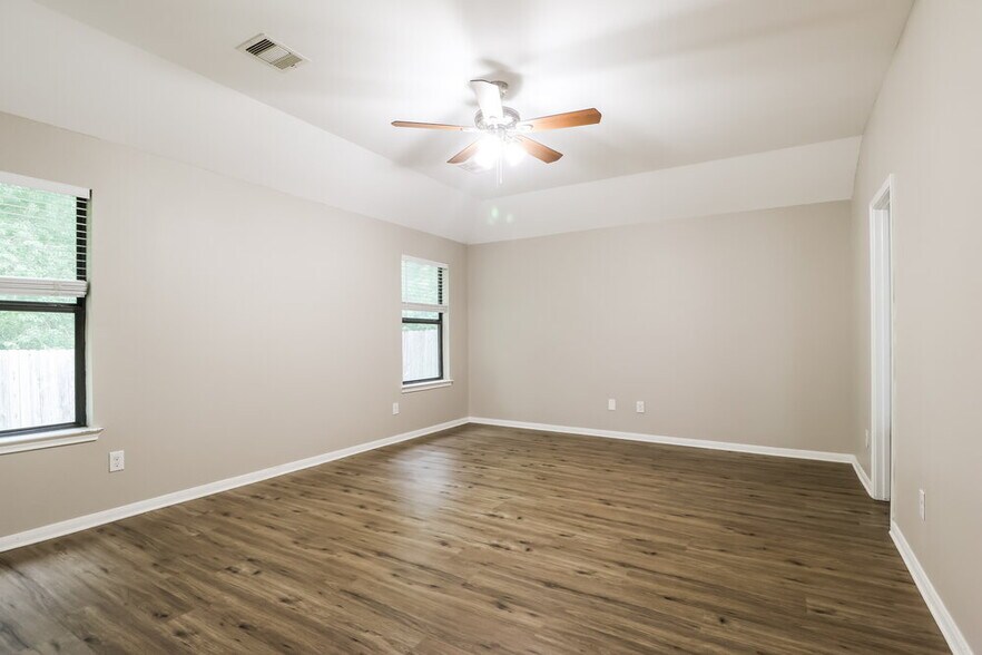 Building Photo - 2815 Lexington Park Dr