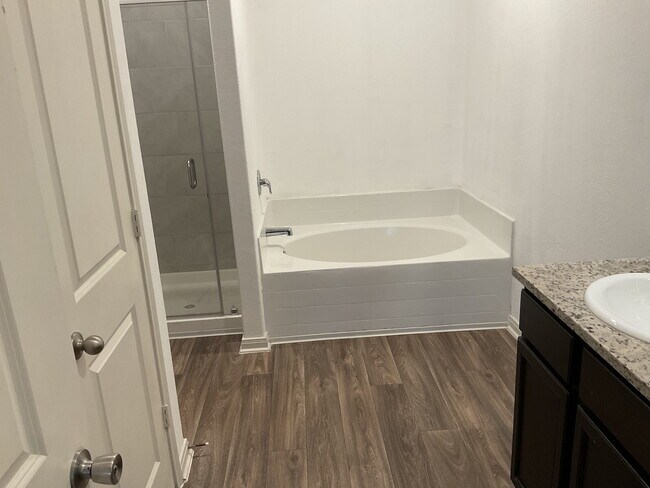 Building Photo - 5 Bedroom Available Now!