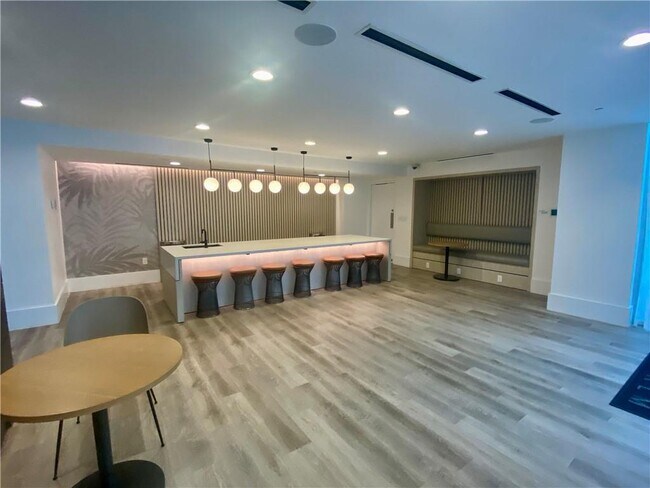 Building Photo - 3324 Peachtree Rd NE