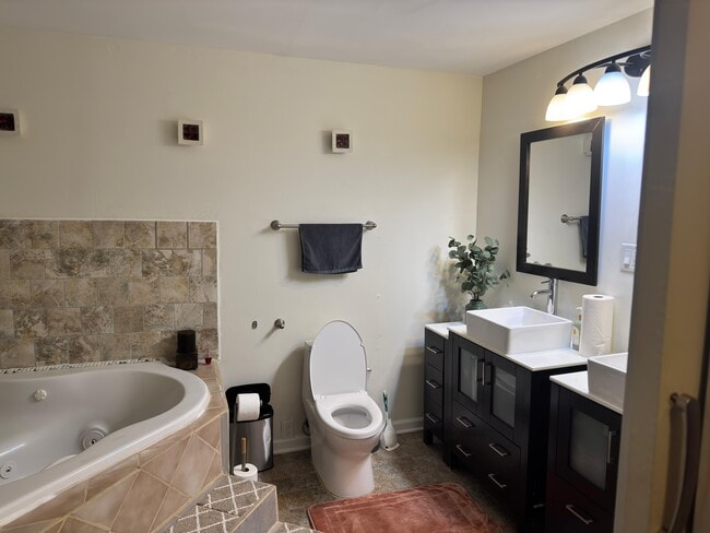 Building Photo - 533 Leon St