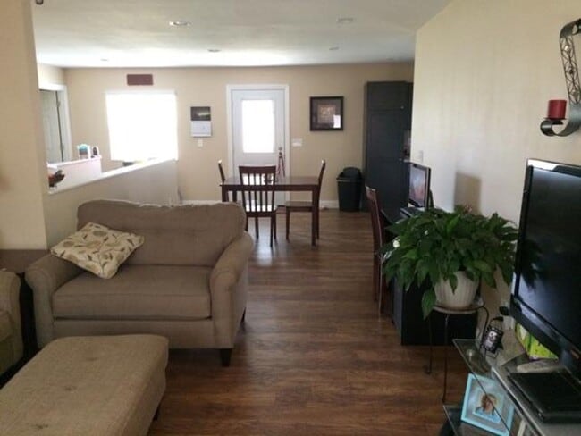 Building Photo - 3 Bedroom Duplex