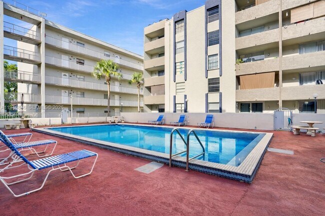 Building Photo - 10000 NW 80th Ct