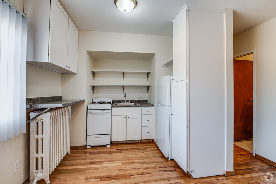 1917 Colfax Ave S - 1BR, 1BA - 550SF - Kitchen - 1907-1917 Colfax Ave S.