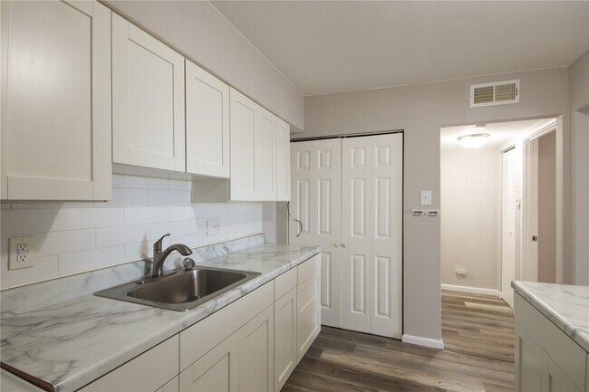 Building Photo - 4770 Kings Dr