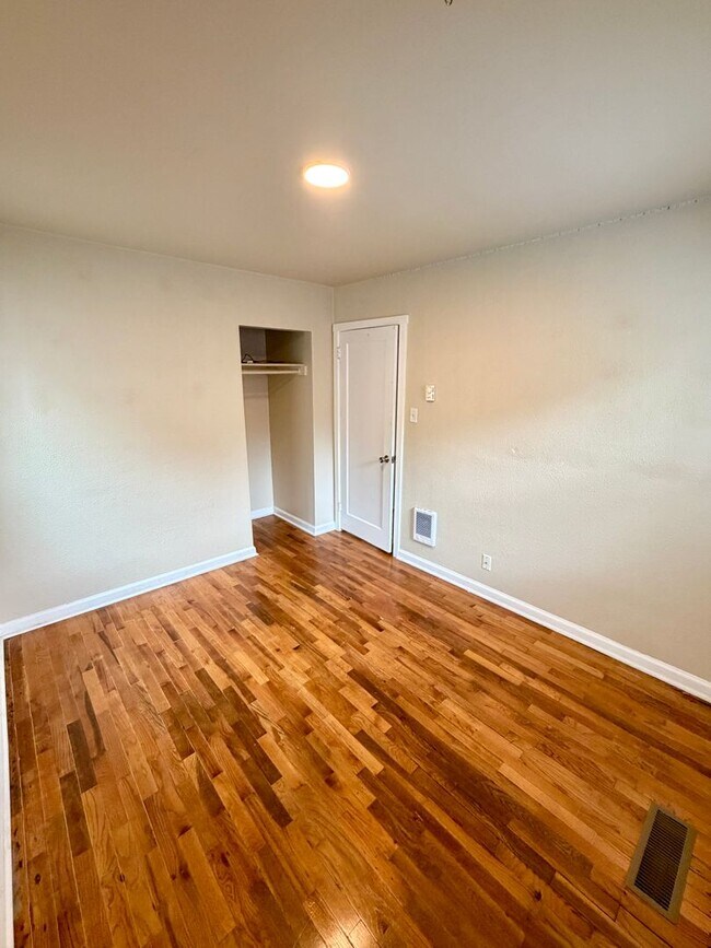 Building Photo - Cute 2 Bedroom in Tacoma