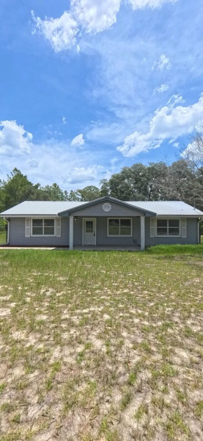 Building Photo - "Charming 3-Bed Oasis with 2 Full Baths in Keystone Heights – Spacious 1152 Sq Ft!"