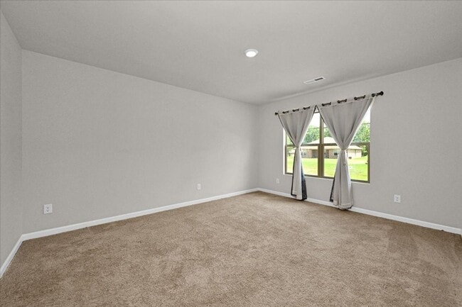 Building Photo - 4 Bedroom, 2 Bath