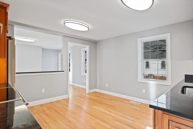 Building Photo - 144 Lincoln Rd