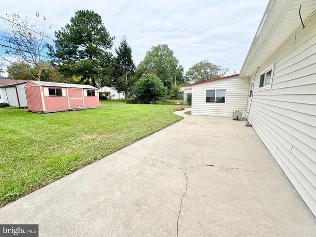 Building Photo - 1424 S Governors Ave