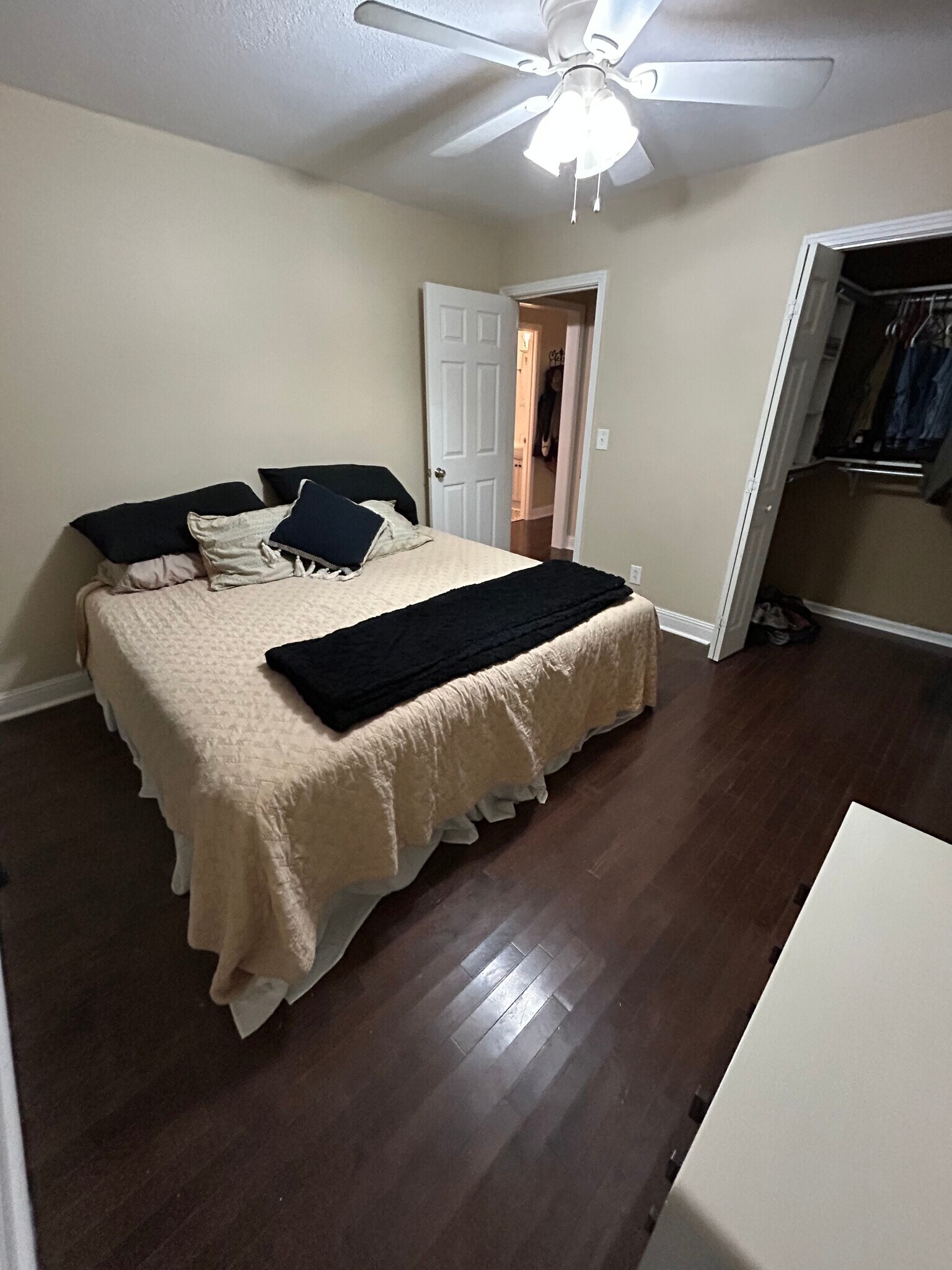 Building Photo - 2092 Hilltop View Rd