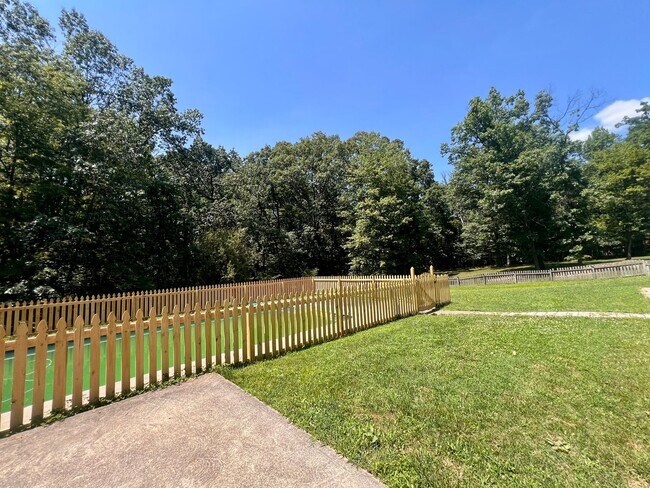Building Photo - Cranberry - 6 bedroom 4 bathroom - Stunnin...