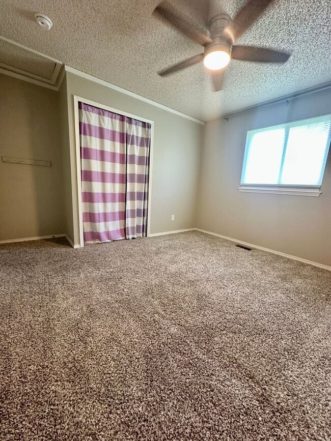 Building Photo - Beautifully Updated 5-Bedroom Home Near Ut...