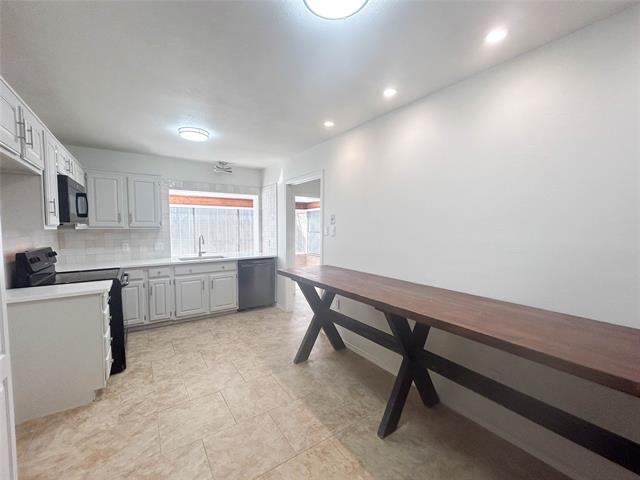 Building Photo - 3016 Oakridge Dr