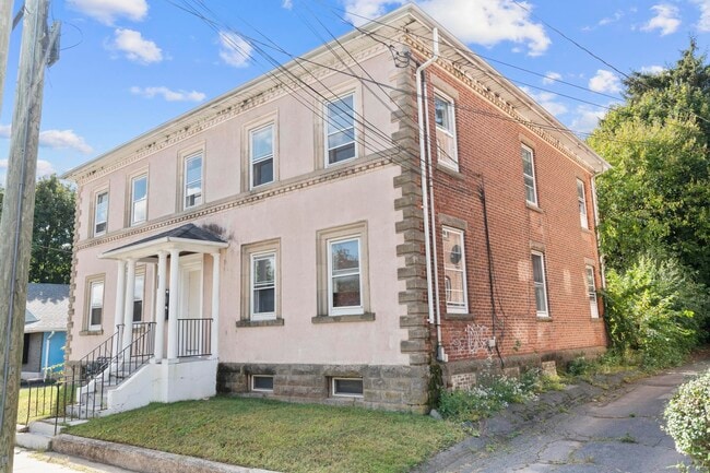 Building Photo - 236 Oak St