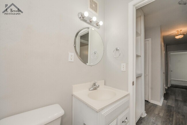 Building Photo - 1400 Phoenix Dr