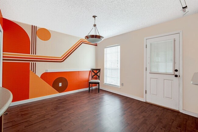 Building Photo - 601 St Charles Dr