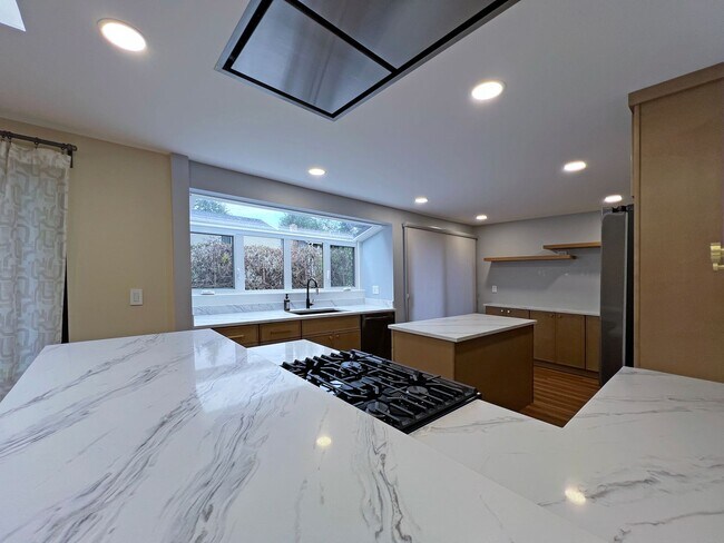 Building Photo - Gorgeous 3 Bedroom 2 Bath Home in Desirable Fairwood, Renton