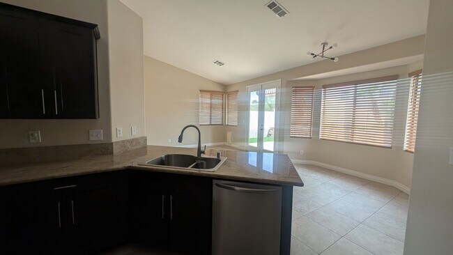Building Photo - 3 bedroom 1 story house with large backyar...