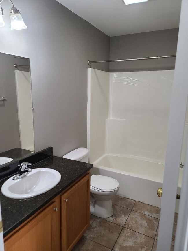 Building Photo - 3 Bedroom 2 1/2 bath Townhome for Rent in ...