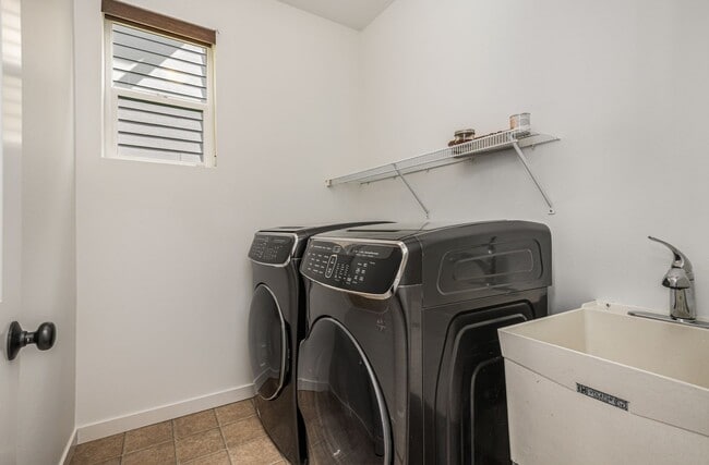 Building Photo - North East Facing 4 bed 3 bath ready for m...