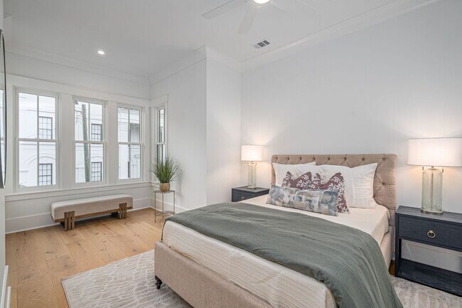 Building Photo - 302 W 38th St