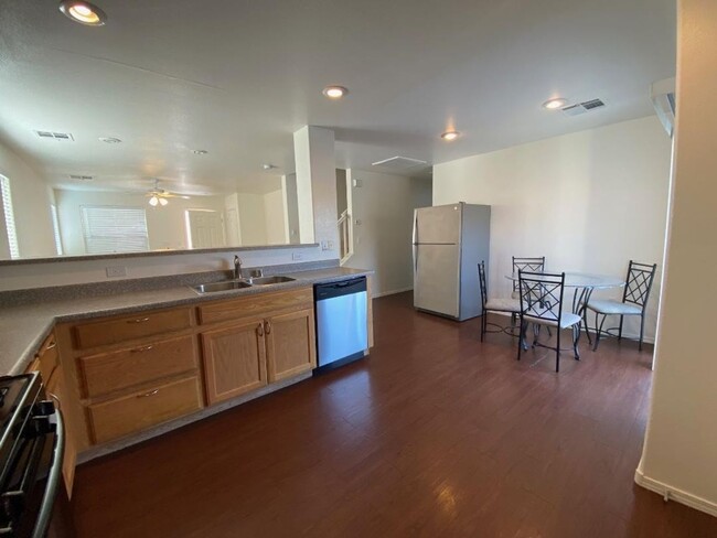 Building Photo - SW 5 BEDROOM w/2 YEAR LEASE!!