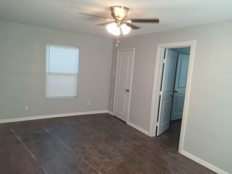1st bedroom - 1118 Santa Anna
