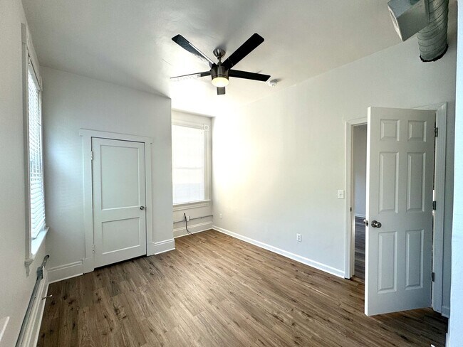Building Photo - 4 bed/2 full bath Rental on Warner - Mins ...