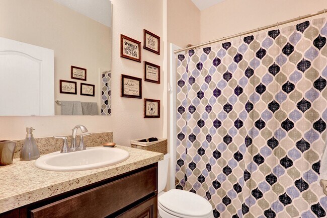 Building Photo - Gorgeous 4/3 in Newberry Corners