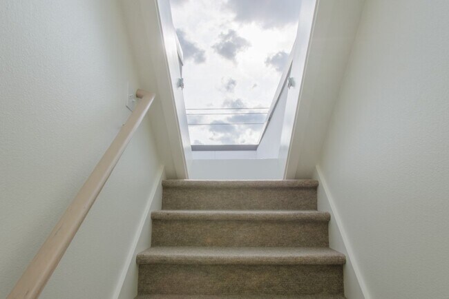 Building Photo - 2Bd/2Ba Seattle Townhouse