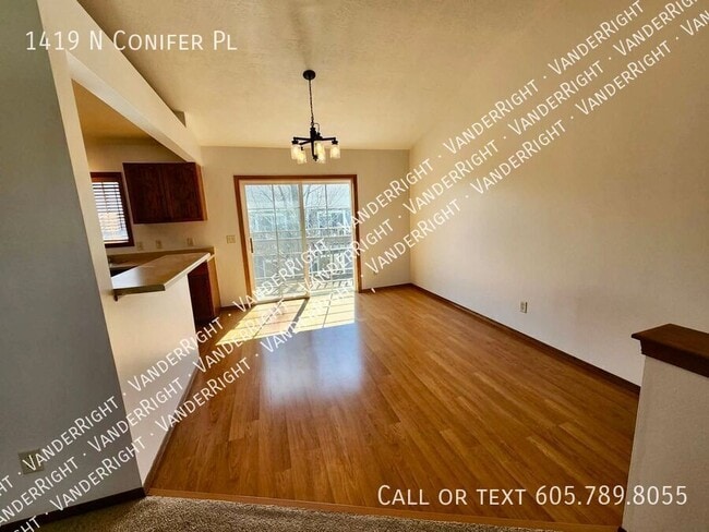 Building Photo - 1419 N Conifer Pl