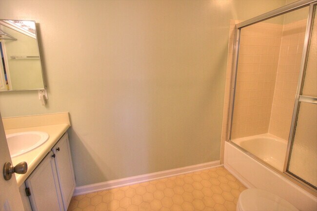 Building Photo - Nice 1 bedroom 2nd floor condo in SW Durham!