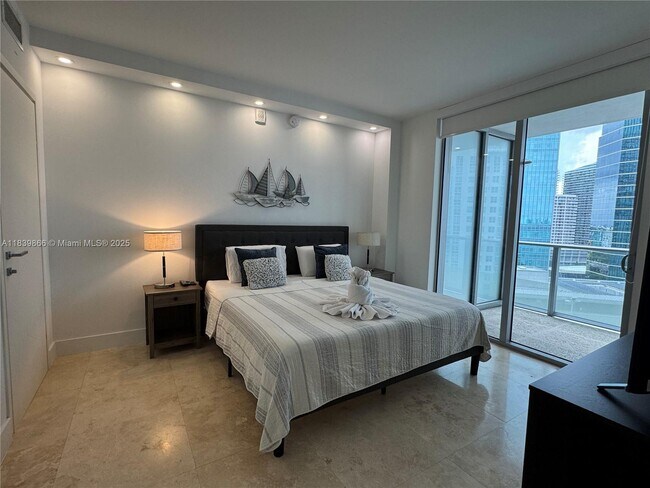 Building Photo - 1300 Brickell Bay Dr