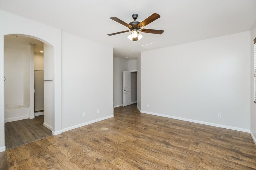 Building Photo - 1062 E Nickleback St