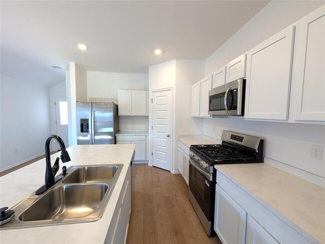 Building Photo - 3301 Little Creek Dr