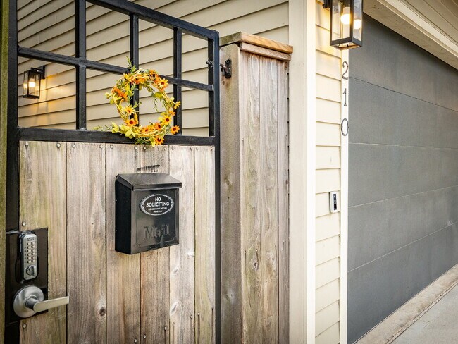 Building Photo - "Charming 4-Bed Houston Haven with Elegance on East 32nd Street!"