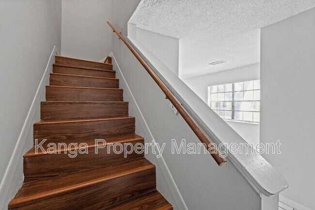 Building Photo - 408 N Cypress Dr