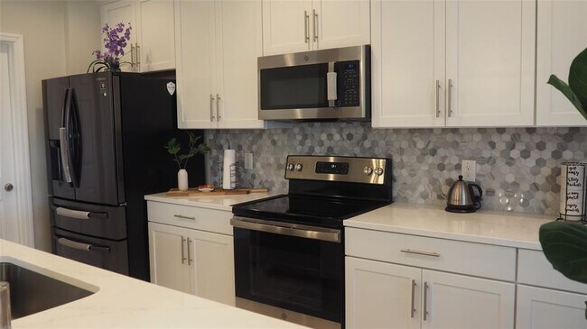 Building Photo - 216 Denali St