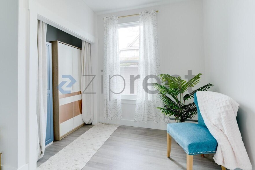 Building Photo - 907 S Ainsworth Ave