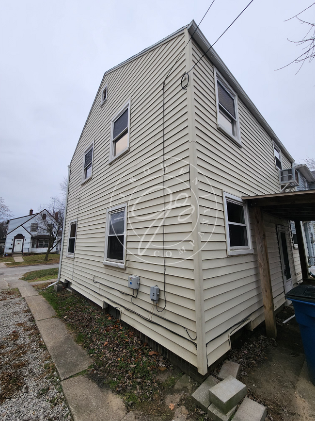 Building Photo - 3 bed 1 bath 2 story home in West Toledo-C...