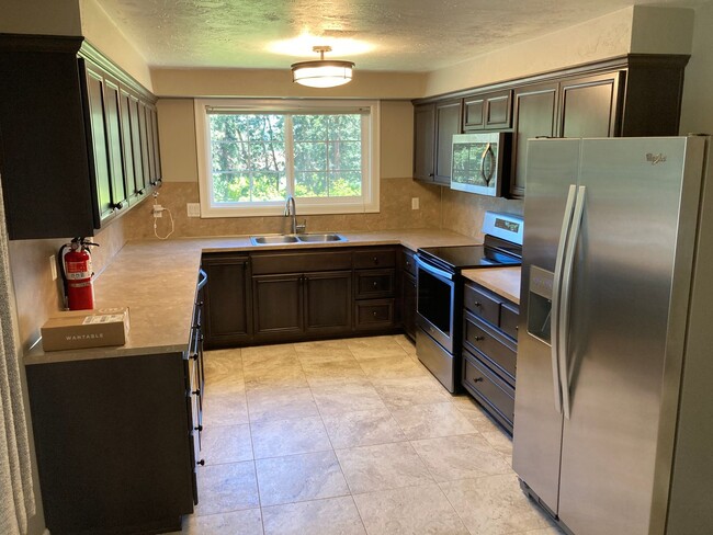 Building Photo - Nice 3 bedroom, 2 bath house in a great ne...