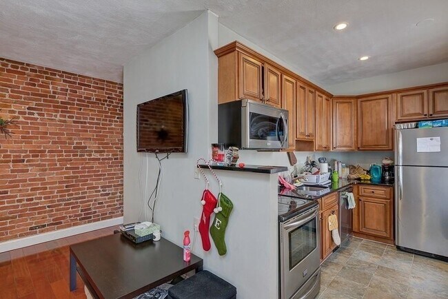 Building Photo - NO FEE - Renovated Two Bed Near Northeastern