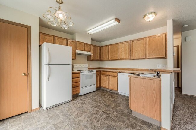 Building Photo - 3 bed 2 bath duplex with sprinkler system