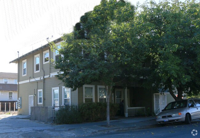 Building Photo - 401 E Clay St