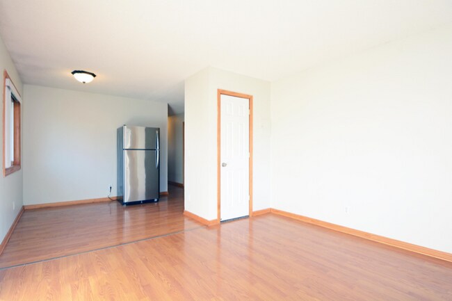 Building Photo - 2105 Hillview Rd
